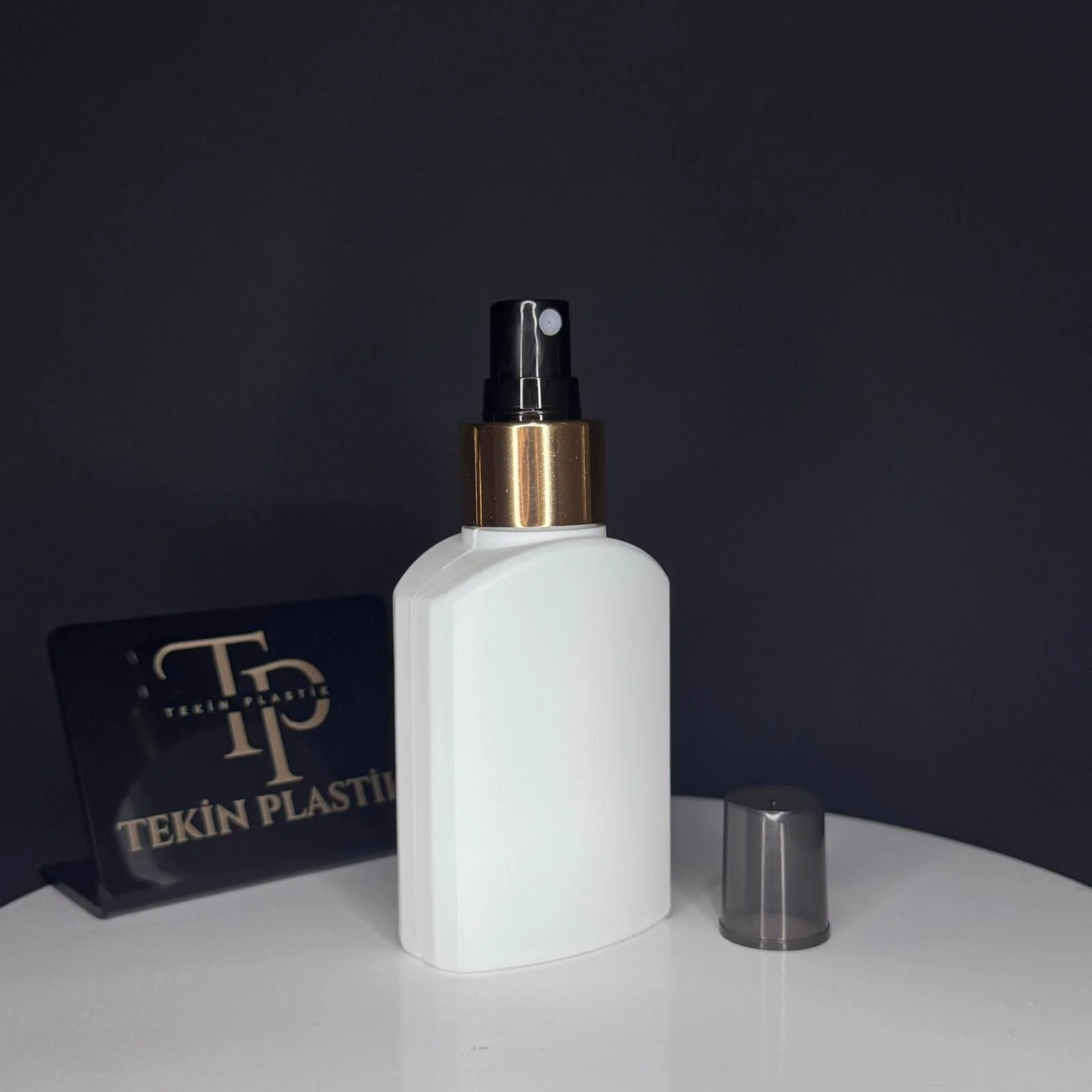 100 ML Beyaz Yassı Plastik Şişe - Gold Siyah Spreyli