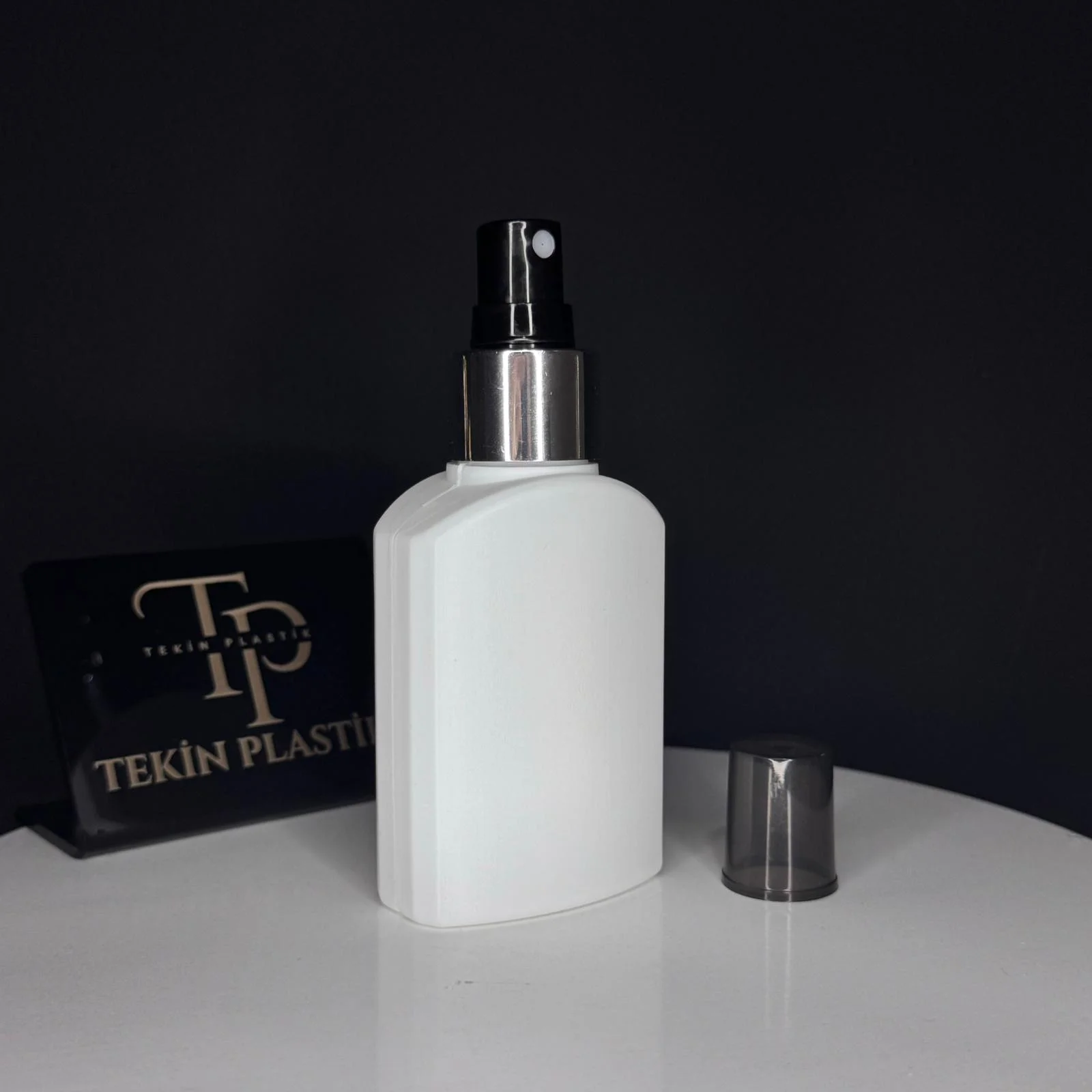 100 ML Beyaz Yassı Plastik Şişe - Silver Siyah Spreyli