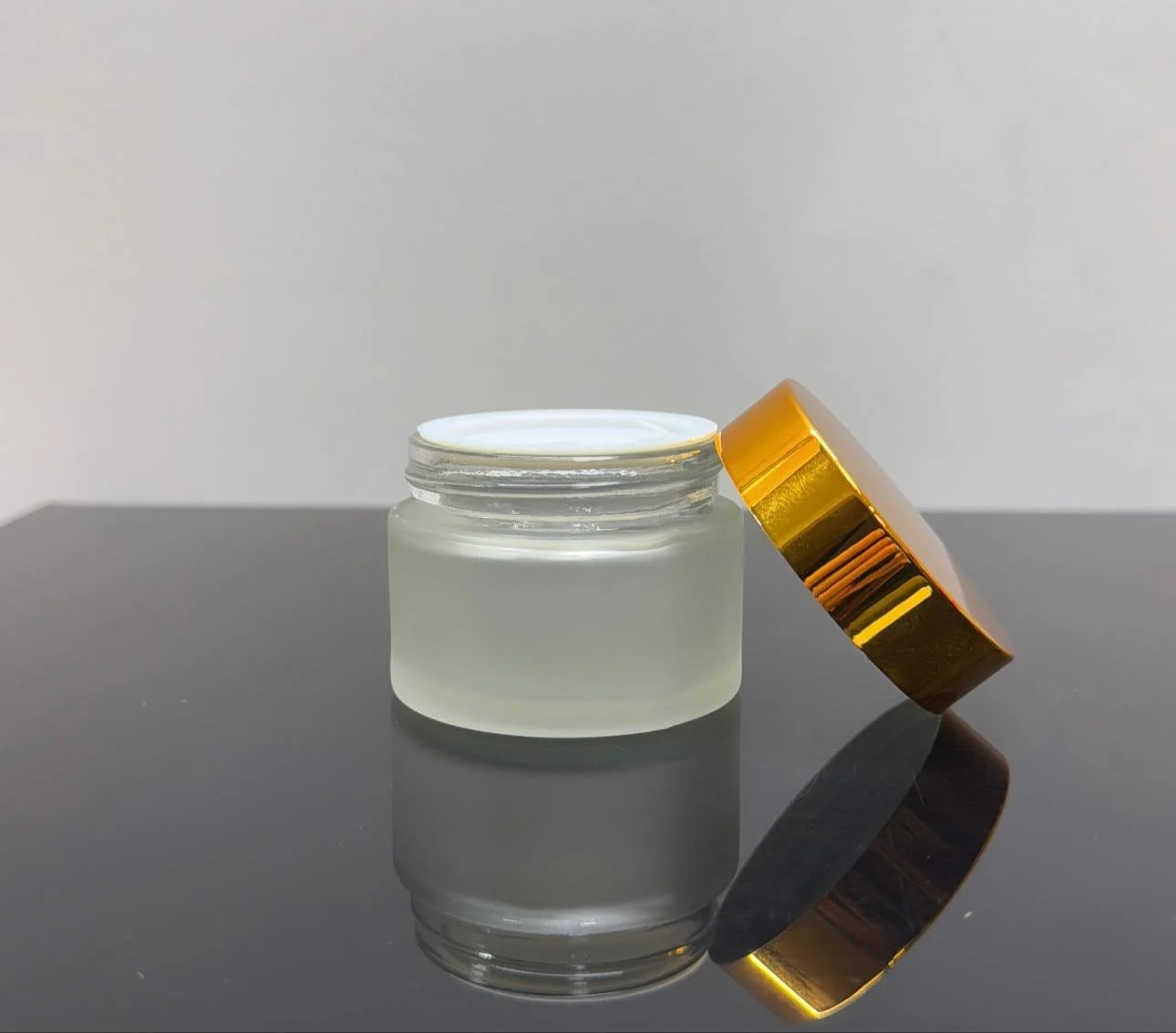 50 ml Buzlu Cam Krem Kavanozu Parlak Gold Kapaklı Tıpalı 50 ml Buzlu Cam Krem Kavanozu Parlak Gold Kapaklı Tıpalı