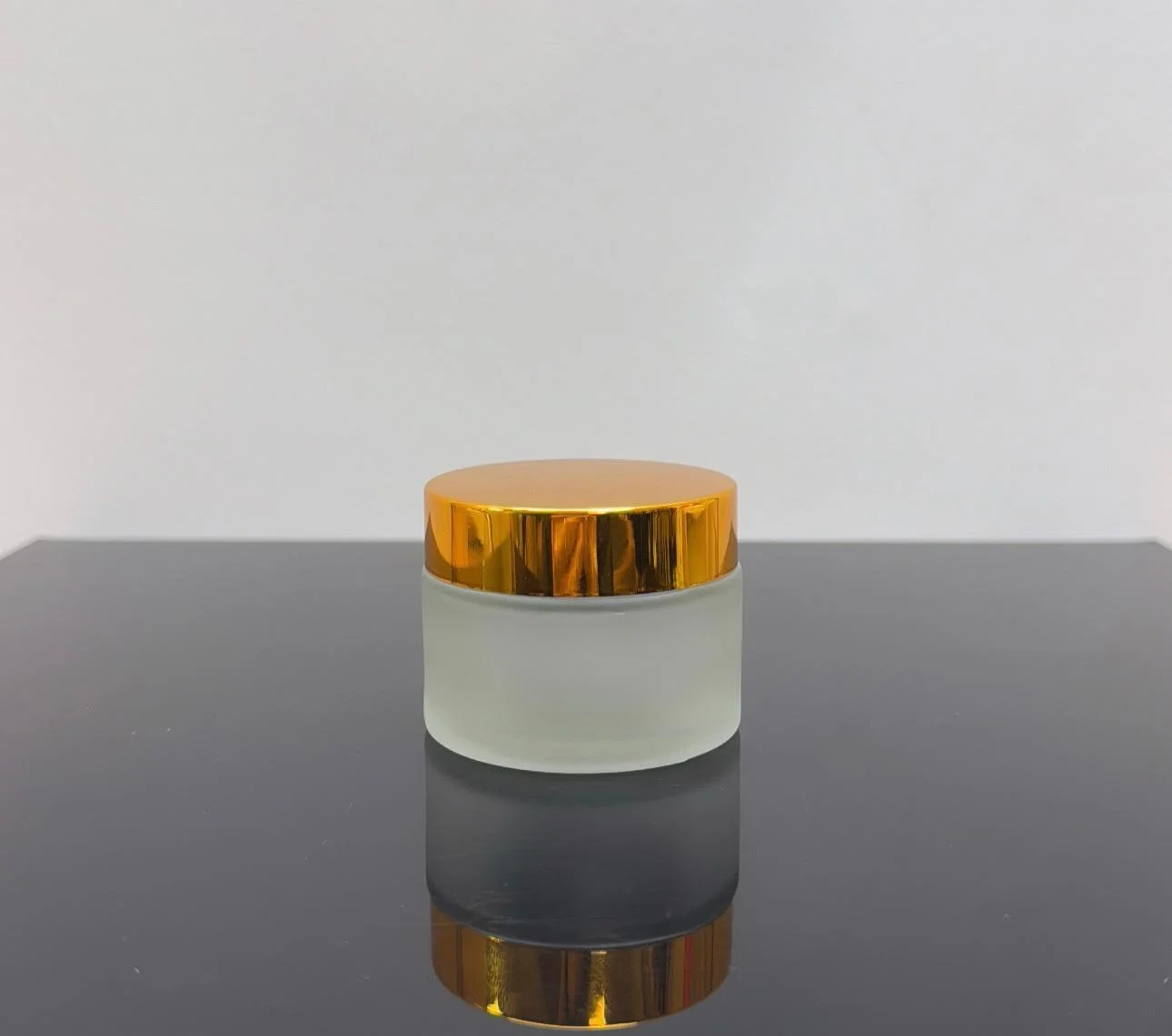 50 ml Buzlu Cam Krem Kavanozu Parlak Gold Kapaklı Tıpalı 50 ml Buzlu Cam Krem Kavanozu Parlak Gold Kapaklı Tıpalı