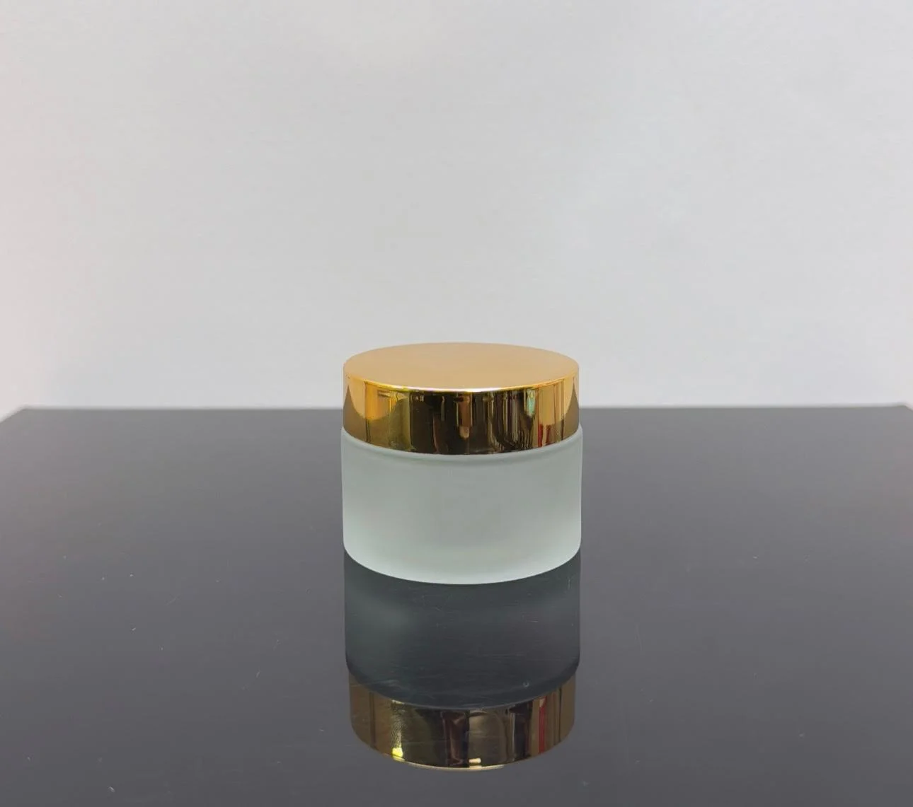 50 ml Buzlu Cam Krem Kavanozu Parlak Gold Kapaklı Tıpalı 50 ml Buzlu Cam Krem Kavanozu Parlak Gold Kapaklı Tıpalı