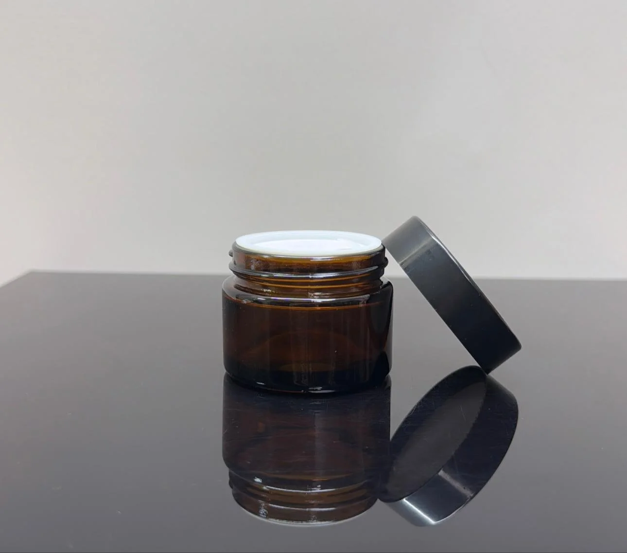 50 ml Amber Cam Krem Kavanozu Siyah Kapaklı Tıpalı 50 ml Amber Cam Krem Kavanozu Siyah Kapaklı Tıpalı