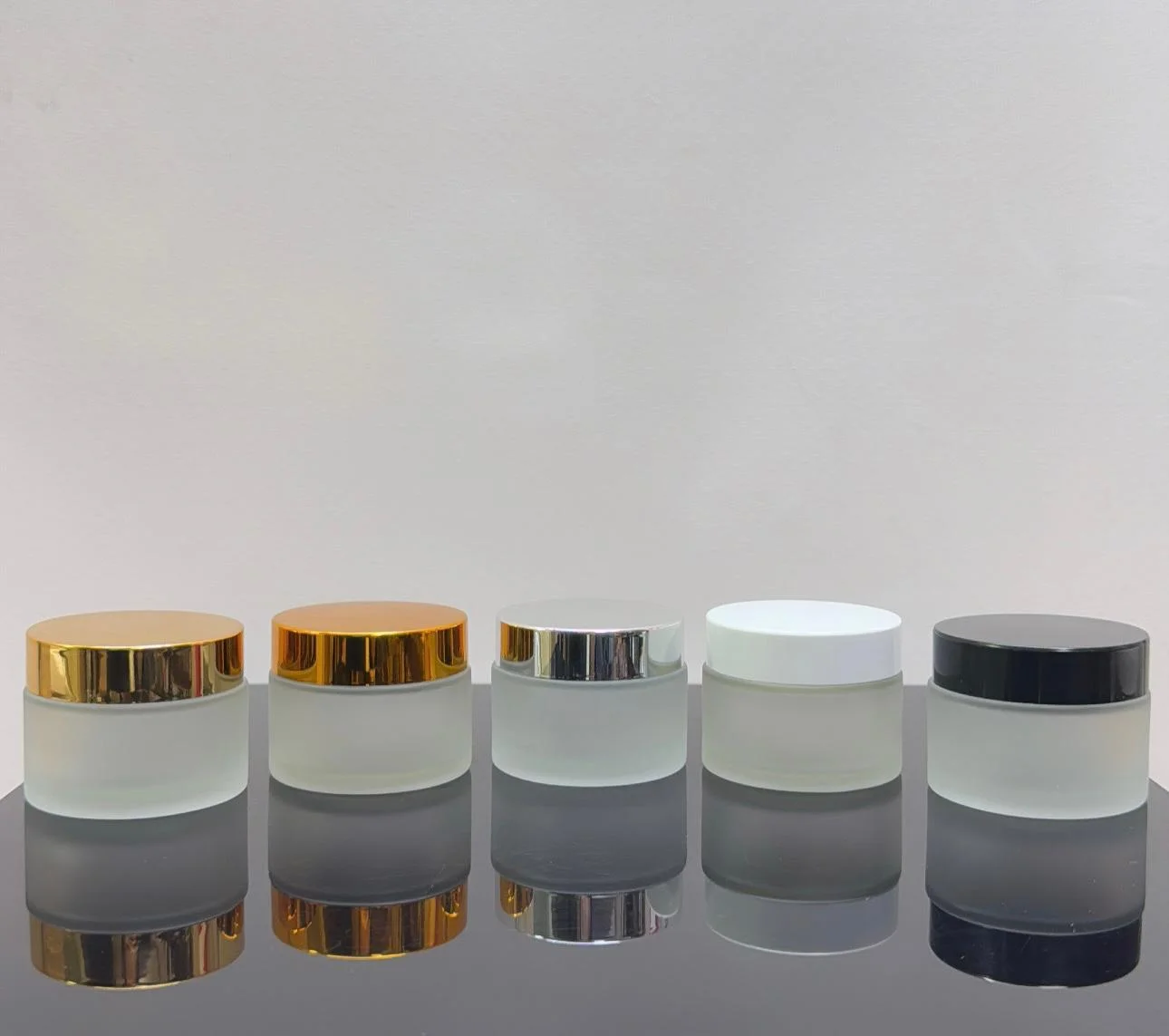 50 ml Buzlu Cam Krem Kavanozu Parlak Gold Kapaklı Tıpalı 50 ml Buzlu Cam Krem Kavanozu Parlak Gold Kapaklı Tıpalı