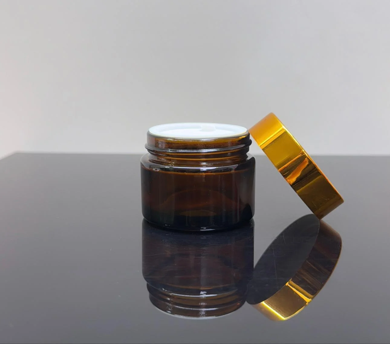 50 ml Amber Cam Krem Kavanozu Parlak Gold Kapaklı Tıpalı 50 ml Amber Cam Krem Kavanozu Parlak Gold Kapaklı Tıpalı