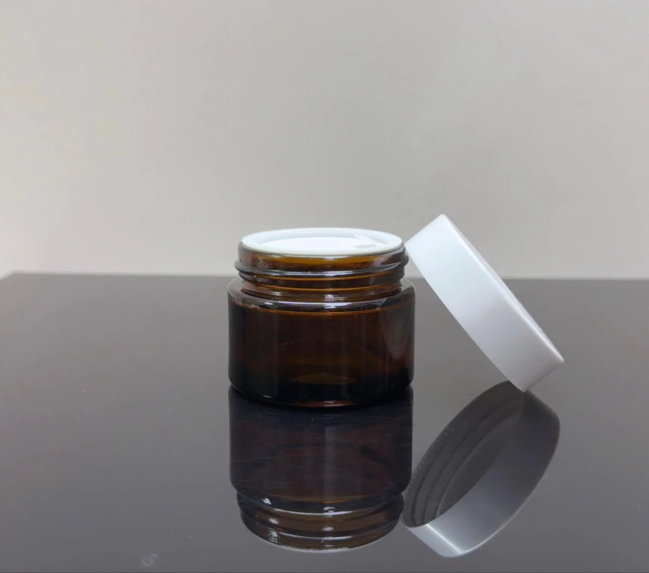 50 ml Amber Cam Krem Kavanozu Beyaz Kapaklı Tıpalı 50 ml Amber Cam Krem Kavanozu Beyaz Kapaklı Tıpalı