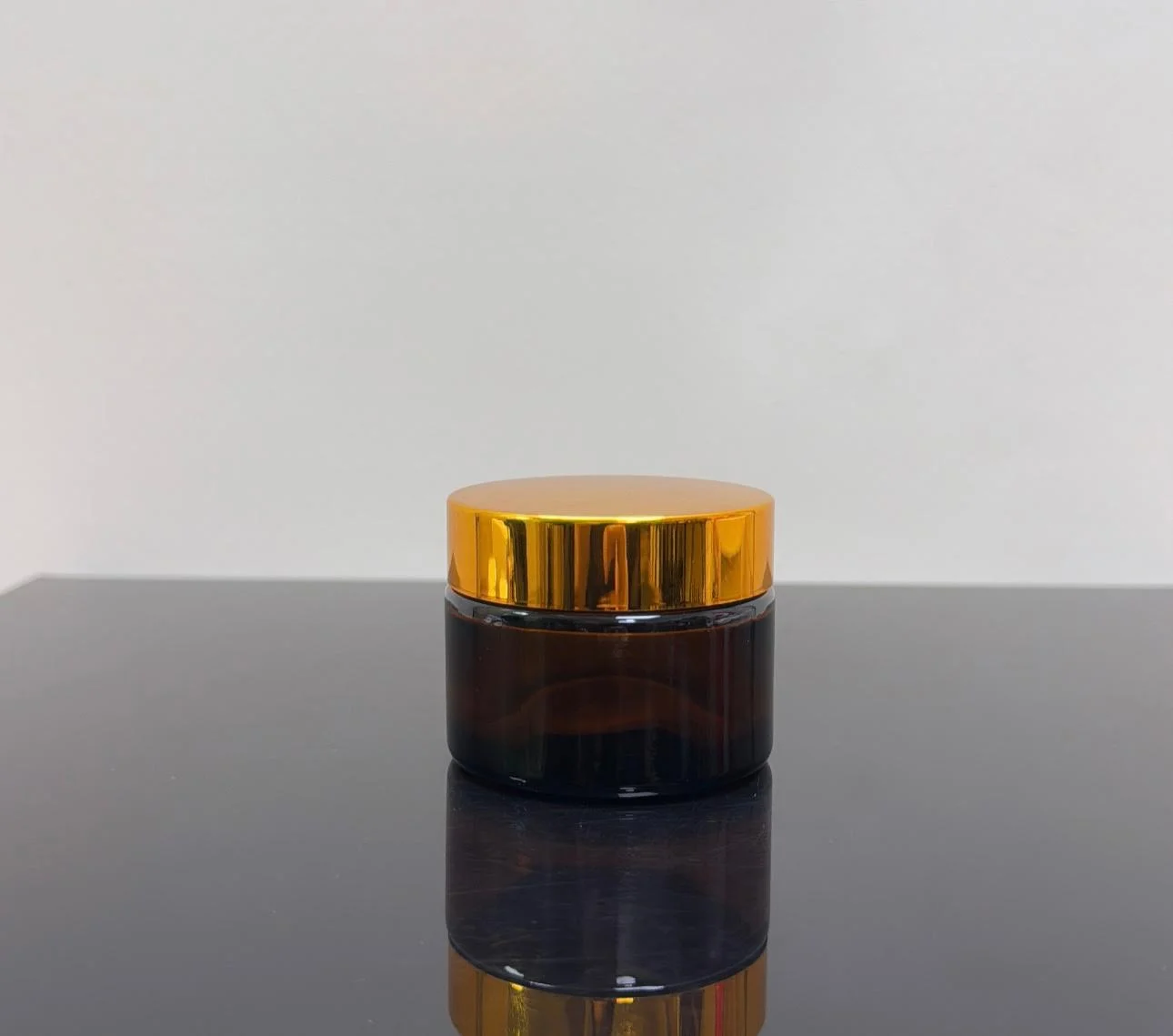 50 ml Amber Cam Krem Kavanozu Parlak Gold Kapaklı Tıpalı 50 ml Amber Cam Krem Kavanozu Parlak Gold Kapaklı Tıpalı
