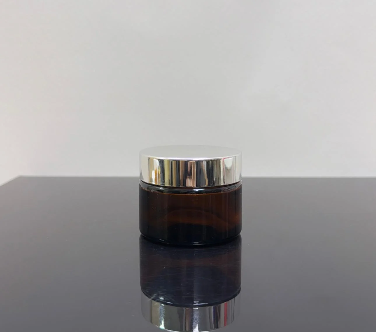 50 ml Amber Cam Krem Kavanozu Parlak Gümüş Kapaklı Tıpalı 50 ml Amber Cam Krem Kavanozu Parlak Gümüş Kapaklı Tıpalı