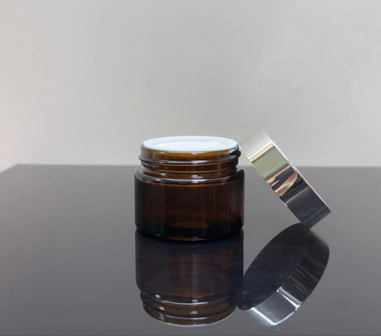 50 ml Amber Cam Krem Kavanozu Parlak Gümüş Kapaklı Tıpalı 50 ml Amber Cam Krem Kavanozu Parlak Gümüş Kapaklı Tıpalı