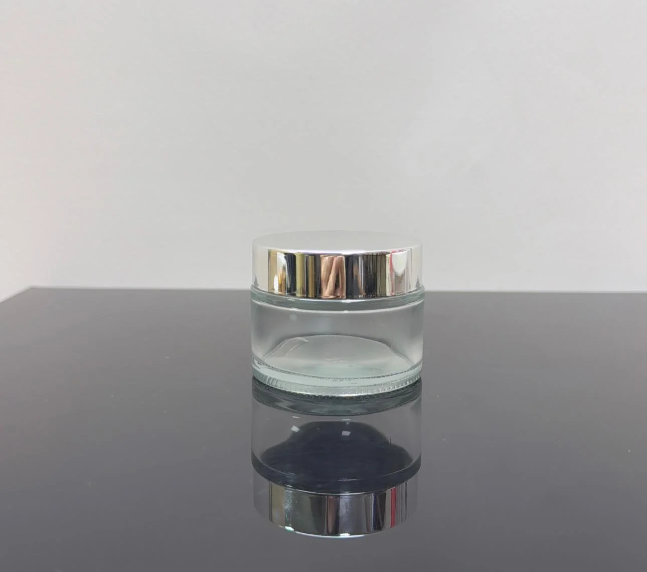 50 ml Şeffaf Cam Krem Kavanozu Parlak Gümüş Kapaklı Tıpalı 50 ml Şeffaf Cam Krem Kavanozu Parlak Gümüş Kapaklı Tıpalı