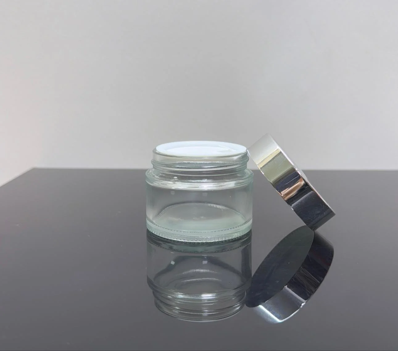 50 ml Şeffaf Cam Krem Kavanozu Parlak Gümüş Kapaklı Tıpalı 50 ml Şeffaf Cam Krem Kavanozu Parlak Gümüş Kapaklı Tıpalı