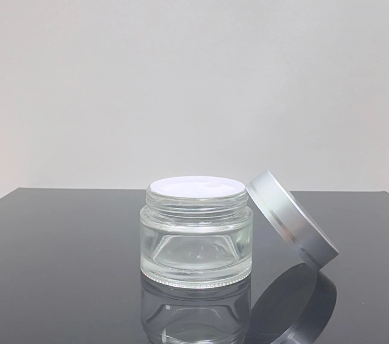 50 ml Şeffaf Cam Krem Kavanozu Gümüş Kapaklı Tıpalı 50 ml Şeffaf Cam Krem Kavanozu Gümüş Kapaklı Tıpalı