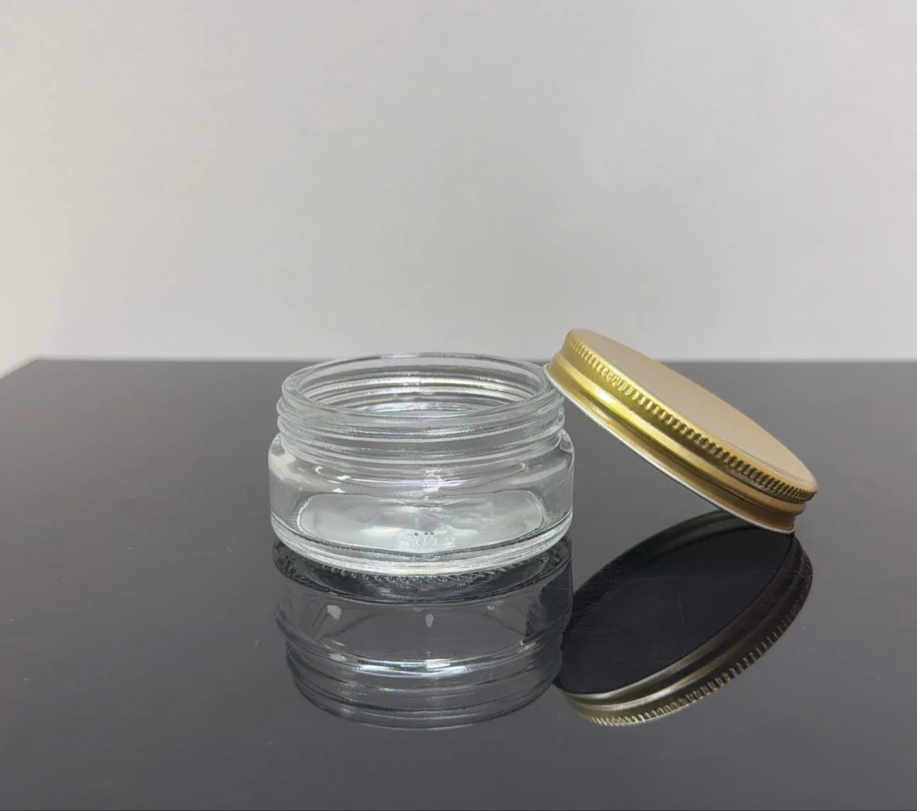 50 ml Cam Krem Kavanozu Gold Metal Kapaklı 50 ml Cam Krem Kavanozu Gold Metal Kapaklı