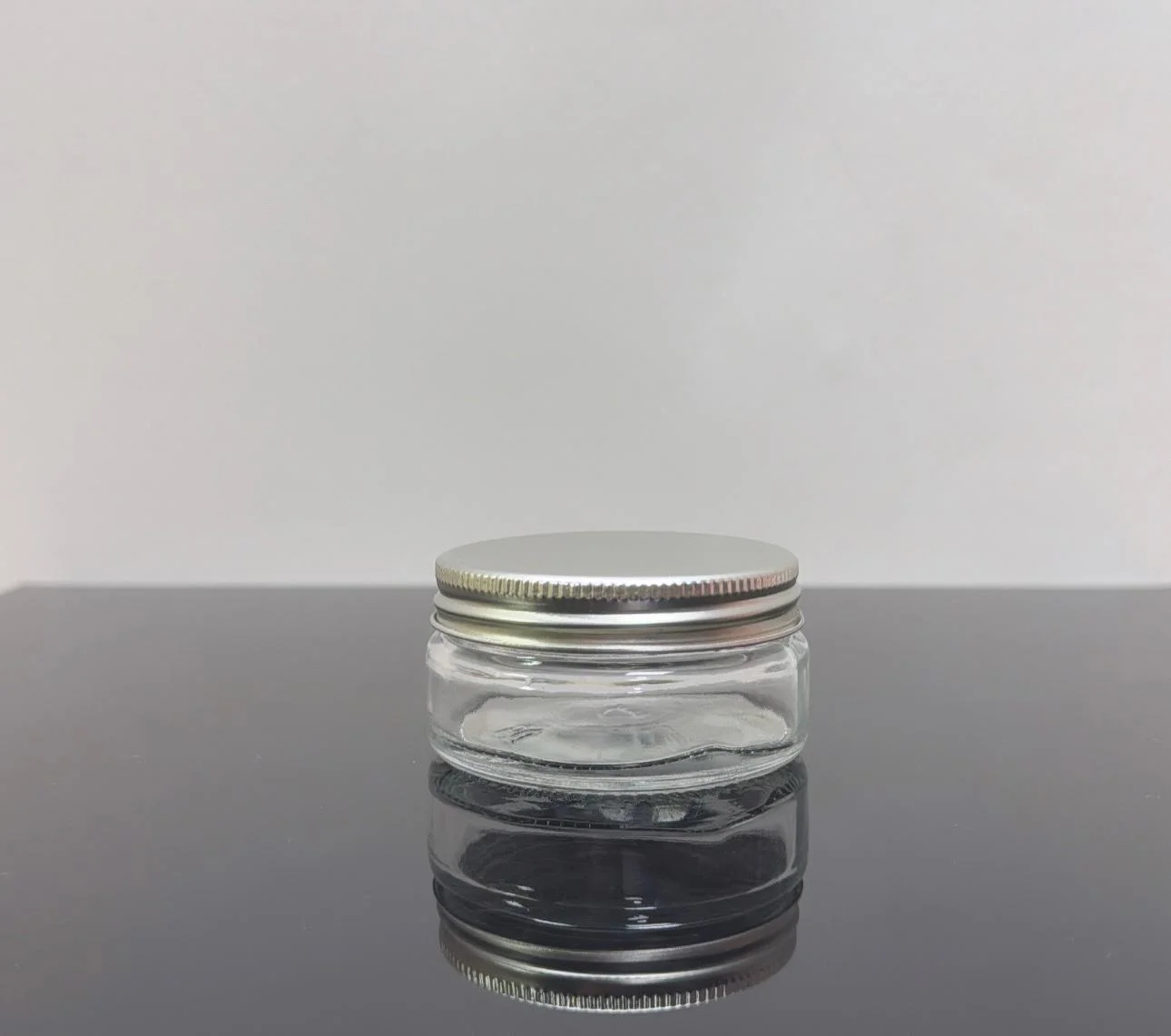 50 ml Cam Krem Kavanozu Gümüş Metal Kapaklı 50 ml Cam Krem Kavanozu Gümüş Metal Kapaklı