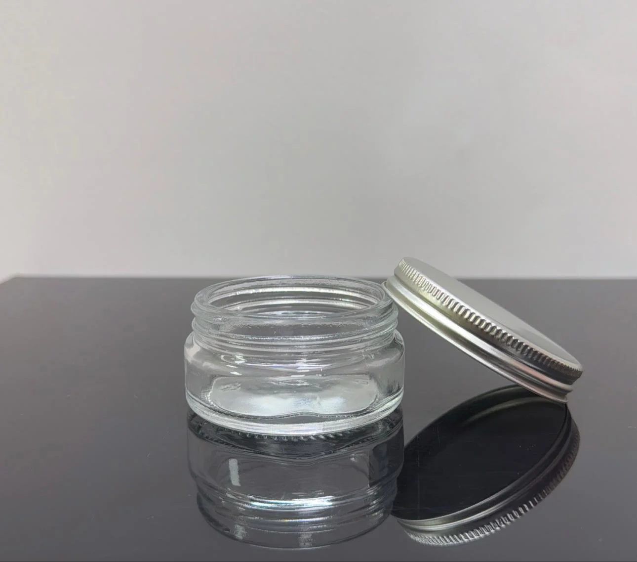 50 ml Cam Krem Kavanozu Gümüş Metal Kapaklı 50 ml Cam Krem Kavanozu Gümüş Metal Kapaklı