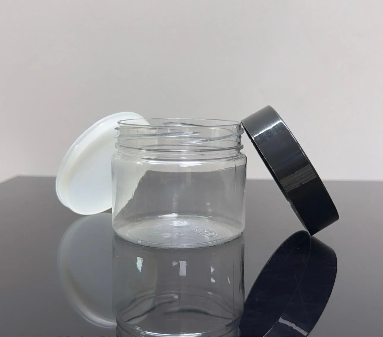 100 ml Şeffaf Pet Krem Kavanozu Siyah Kapaklı 100 ml Şeffaf Pet Krem Kavanozu Siyah Kapaklı
