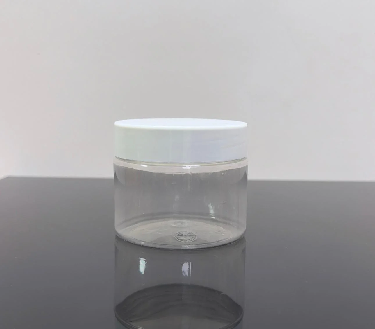 100 ml Şeffaf Pet Krem Kavanozu Beyaz Kapaklı 100 ml Şeffaf Pet Krem Kavanozu Beyaz Kapaklı