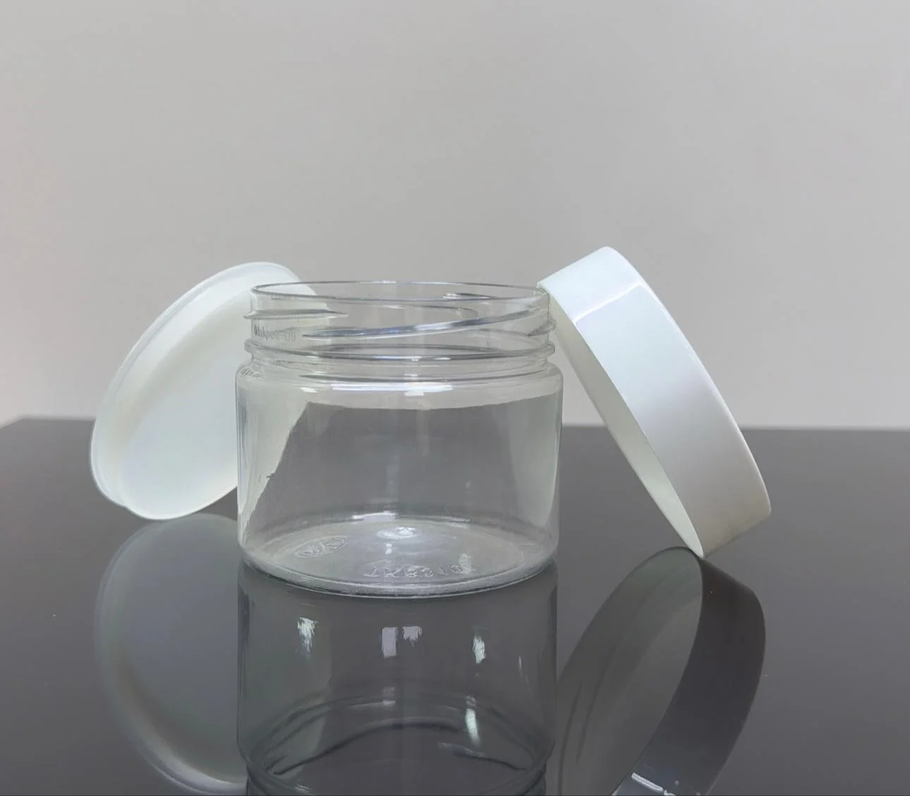 100 ml Şeffaf Pet Krem Kavanozu Beyaz Kapaklı 100 ml Şeffaf Pet Krem Kavanozu Beyaz Kapaklı
