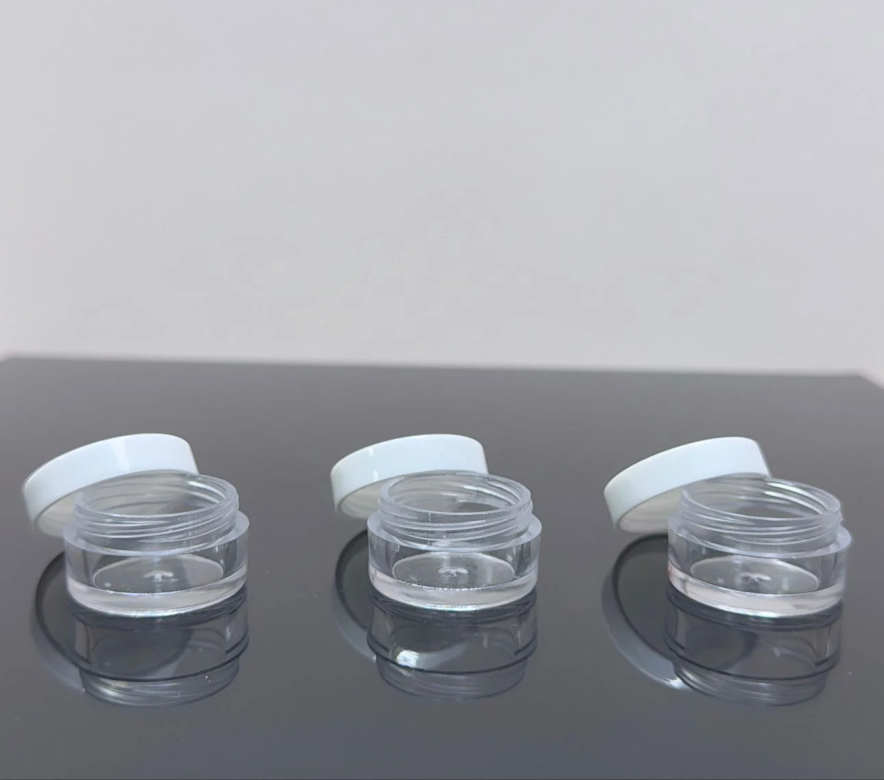 5 ml Şeffaf Beyaz Kapaklı Akrilik Kavanoz 5 ml Şeffaf Beyaz Kapaklı Akrilik Kavanoz
