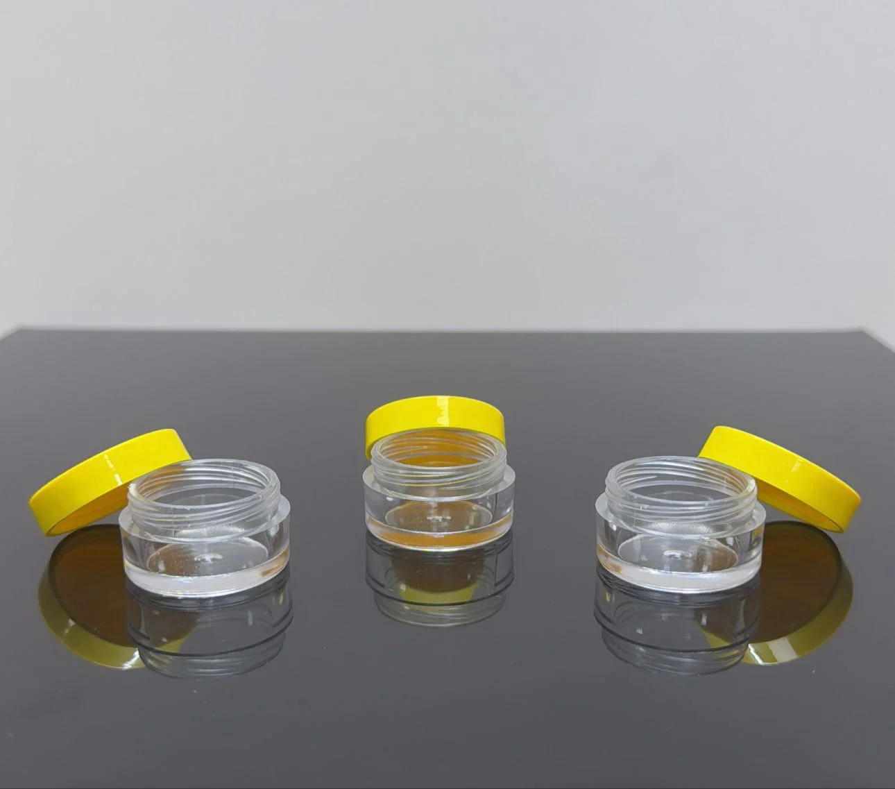 5 ml Şeffaf Sarı Kapaklı Akrilik Kavanozlar 5 ml Şeffaf Sarı Kapaklı Akrilik Kavanozlar