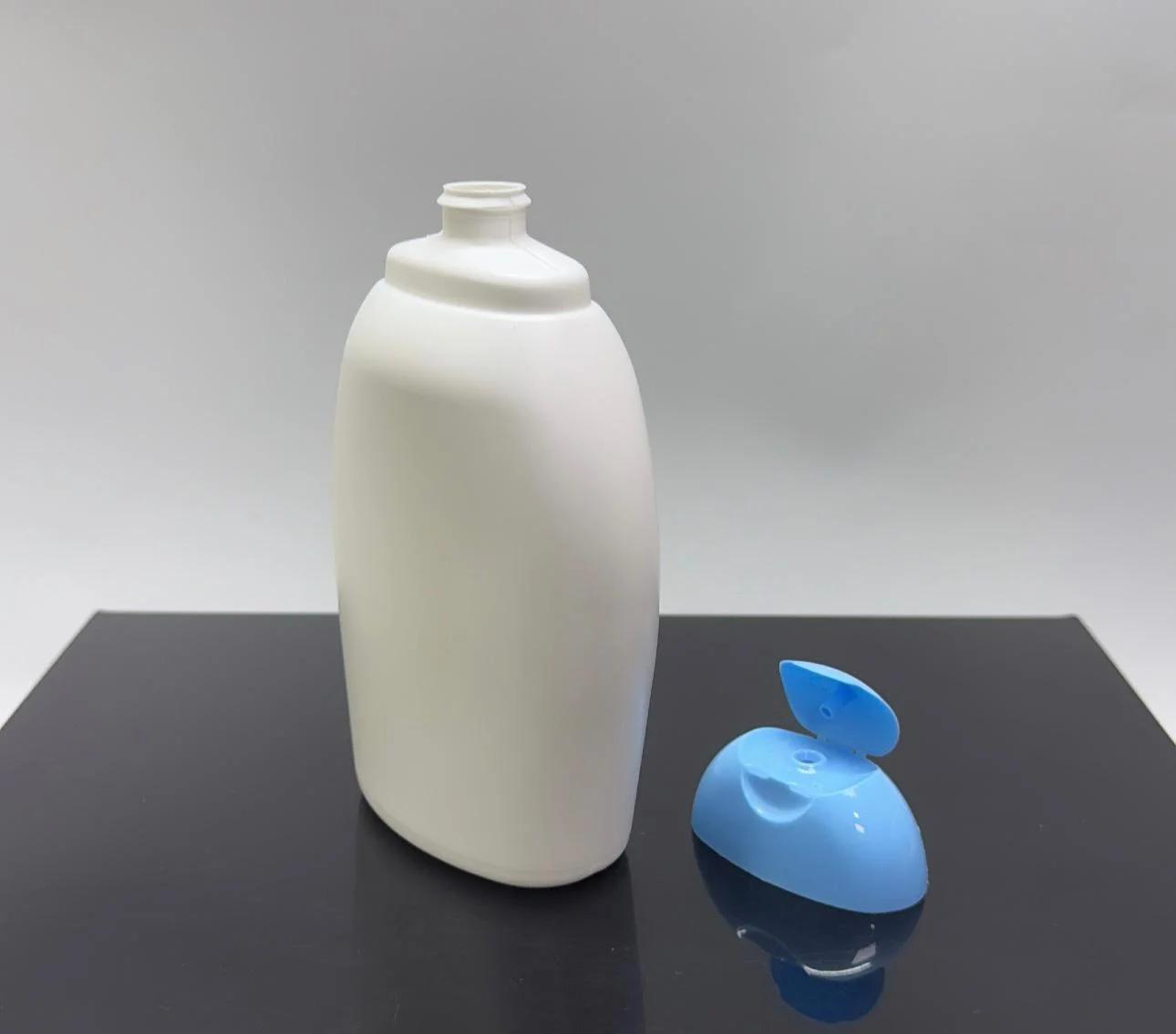400 ml Beyaz Şampuan Şişesi Mavi Kapaklı 400 ml Beyaz Şampuan Şişesi Mavi Kapaklı