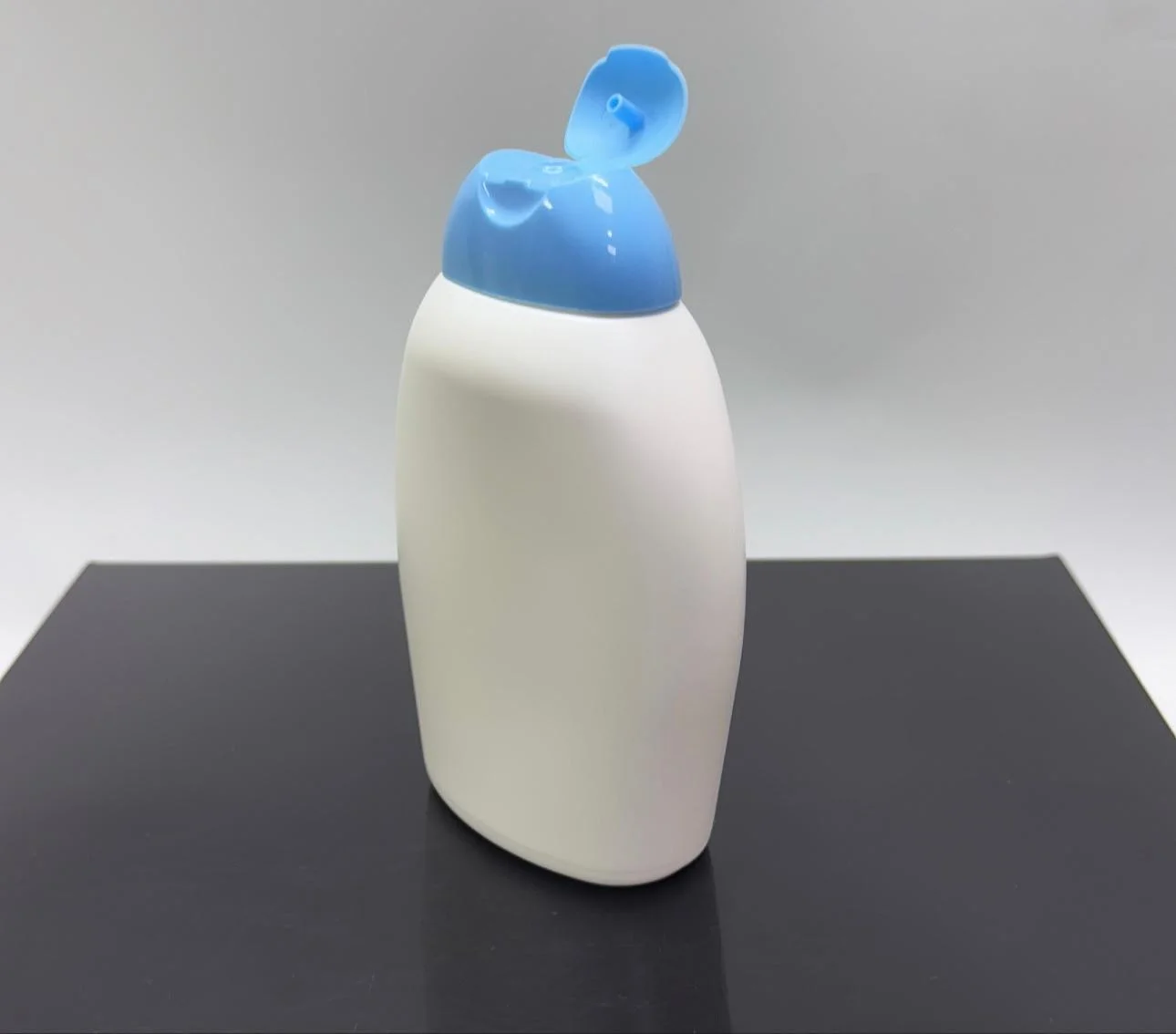 400 ml Beyaz Şampuan Şişesi Mavi Kapaklı 400 ml Beyaz Şampuan Şişesi Mavi Kapaklı