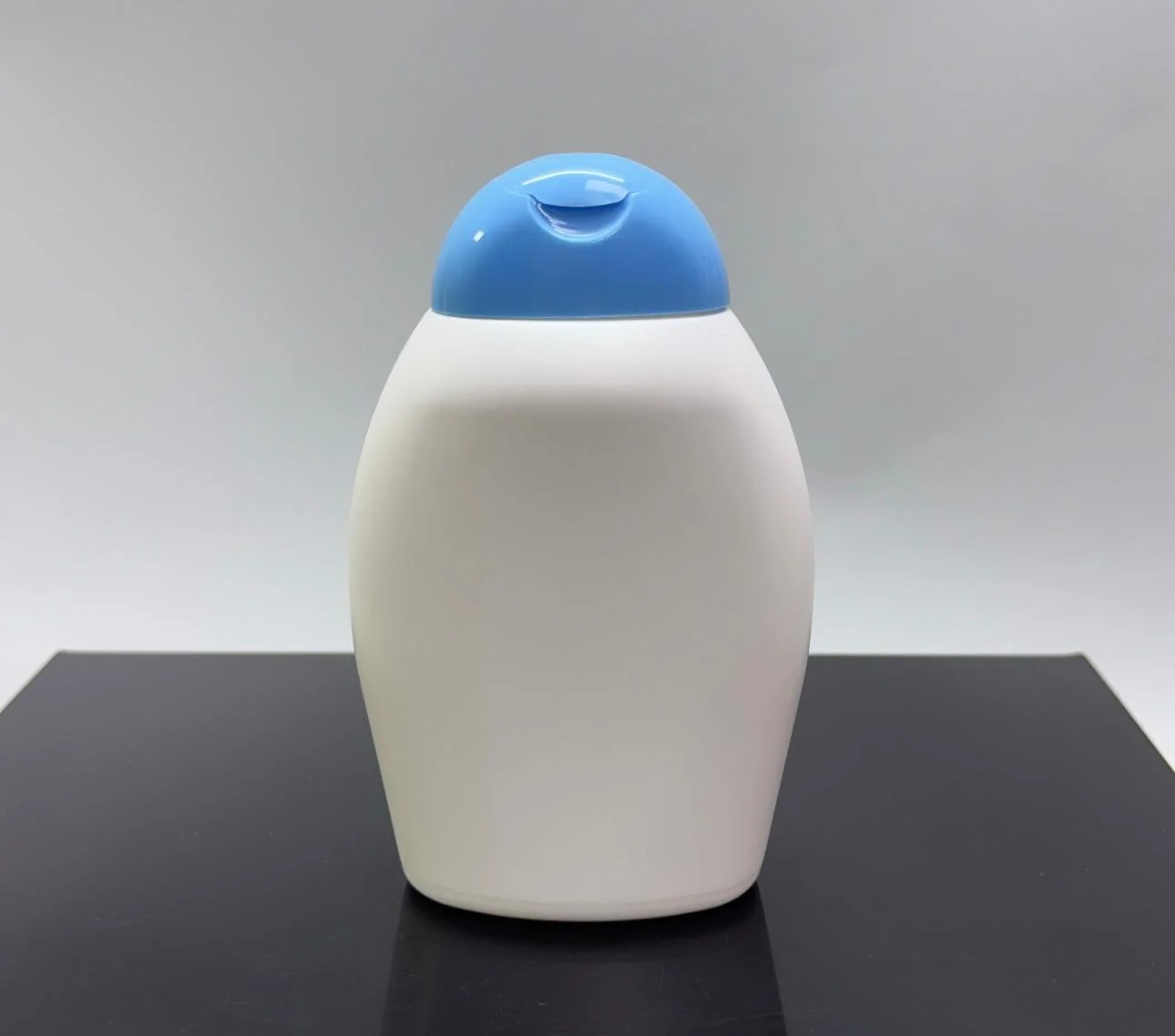 400 ml Beyaz Şampuan Şişesi Mavi Kapaklı 400 ml Beyaz Şampuan Şişesi Mavi Kapaklı