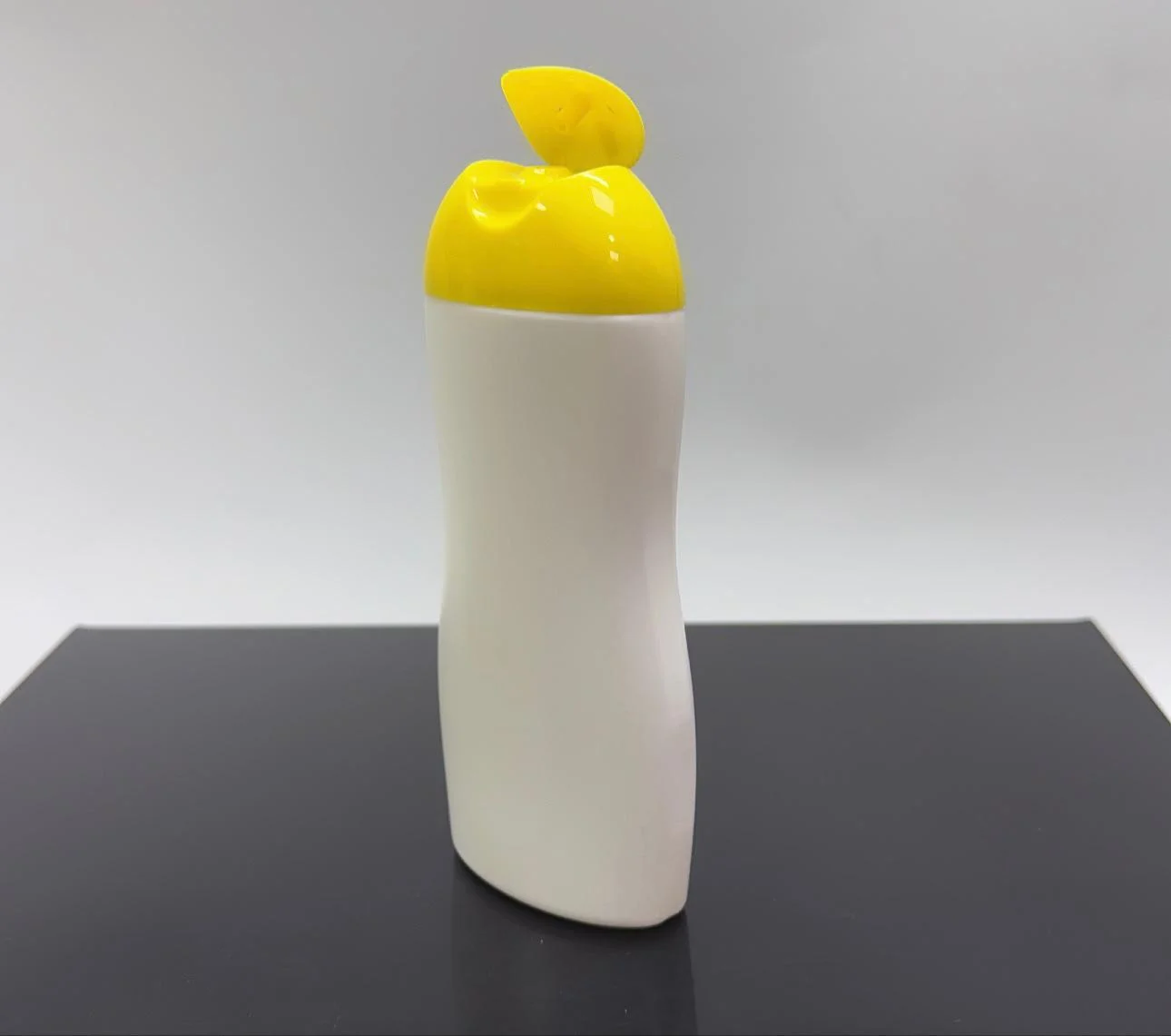 200 ml Beyaz Şampuan Şişesi Sarı Kapaklı 200 ml Beyaz Şampuan Şişesi Sarı Kapaklı