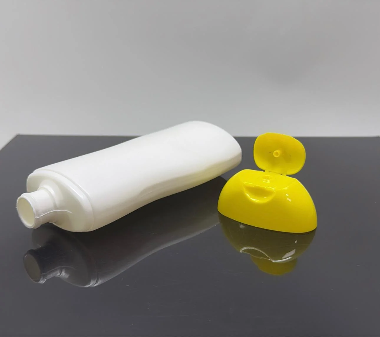 200 ml Beyaz Şampuan Şişesi Sarı Kapaklı 200 ml Beyaz Şampuan Şişesi Sarı Kapaklı