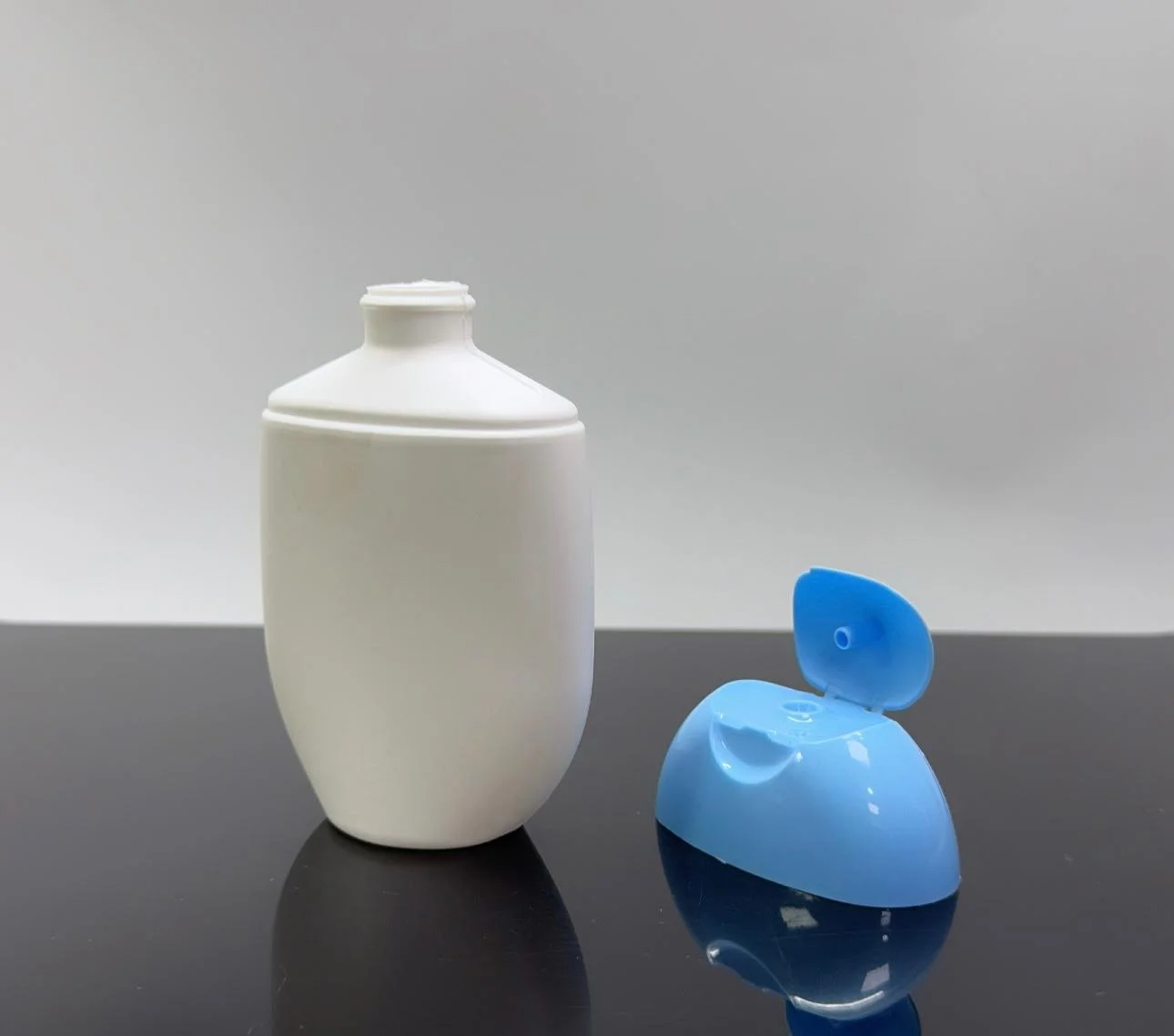 100 ml Beyaz Şampuan Şişesi Mavi Kapaklı 100 ml Beyaz Şampuan Şişesi Mavi Kapaklı
