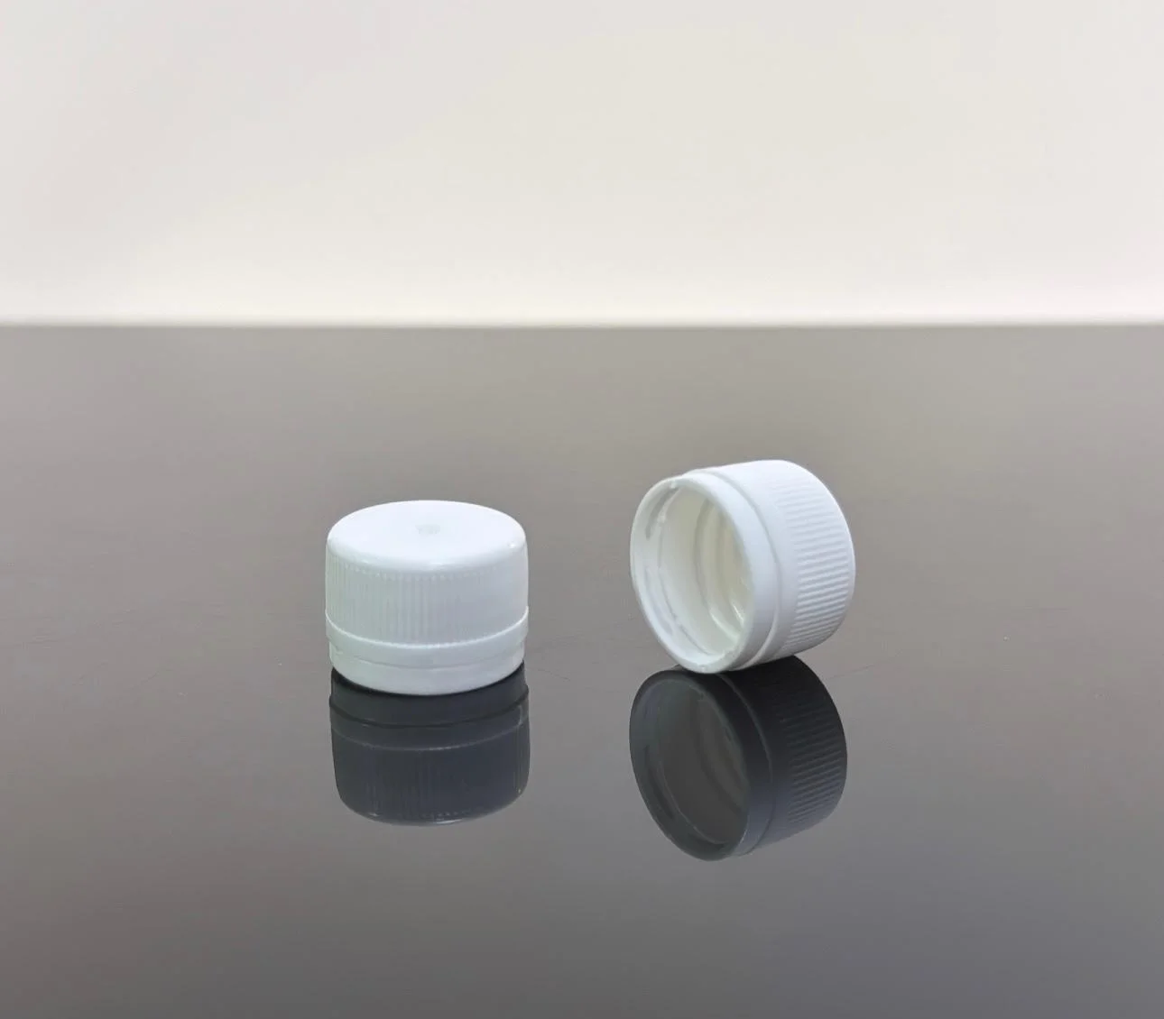 18 mm Beyaz Kilitli Kapak Dilli 18 mm Beyaz Kilitli Kapak Dilli