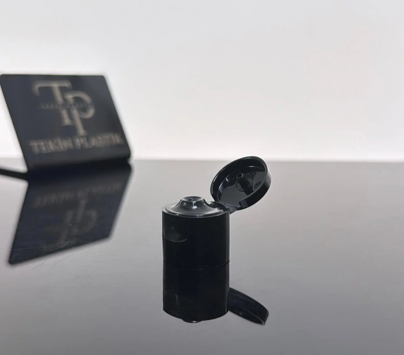 18 mm Siyah Fliptop Açmalı Şampuan Kapak 18 mm Siyah Fliptop Açmalı Şampuan Kapak
