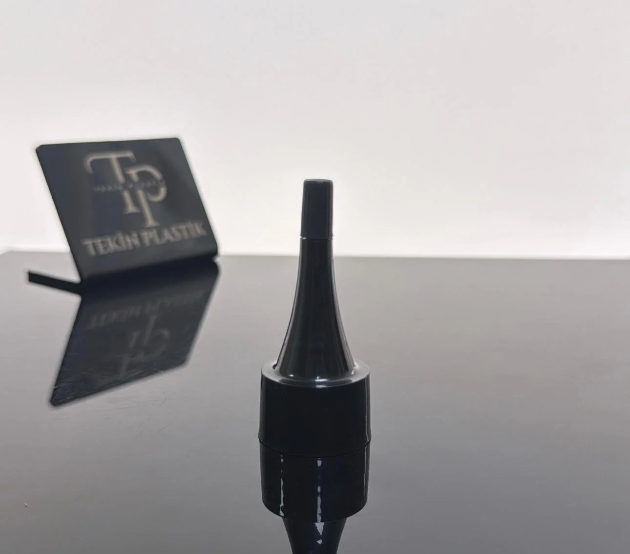 24 mm Siyah Üstten Açılır Sivri Kapak 24 mm Siyah Üstten Açılır Sivri Kapak