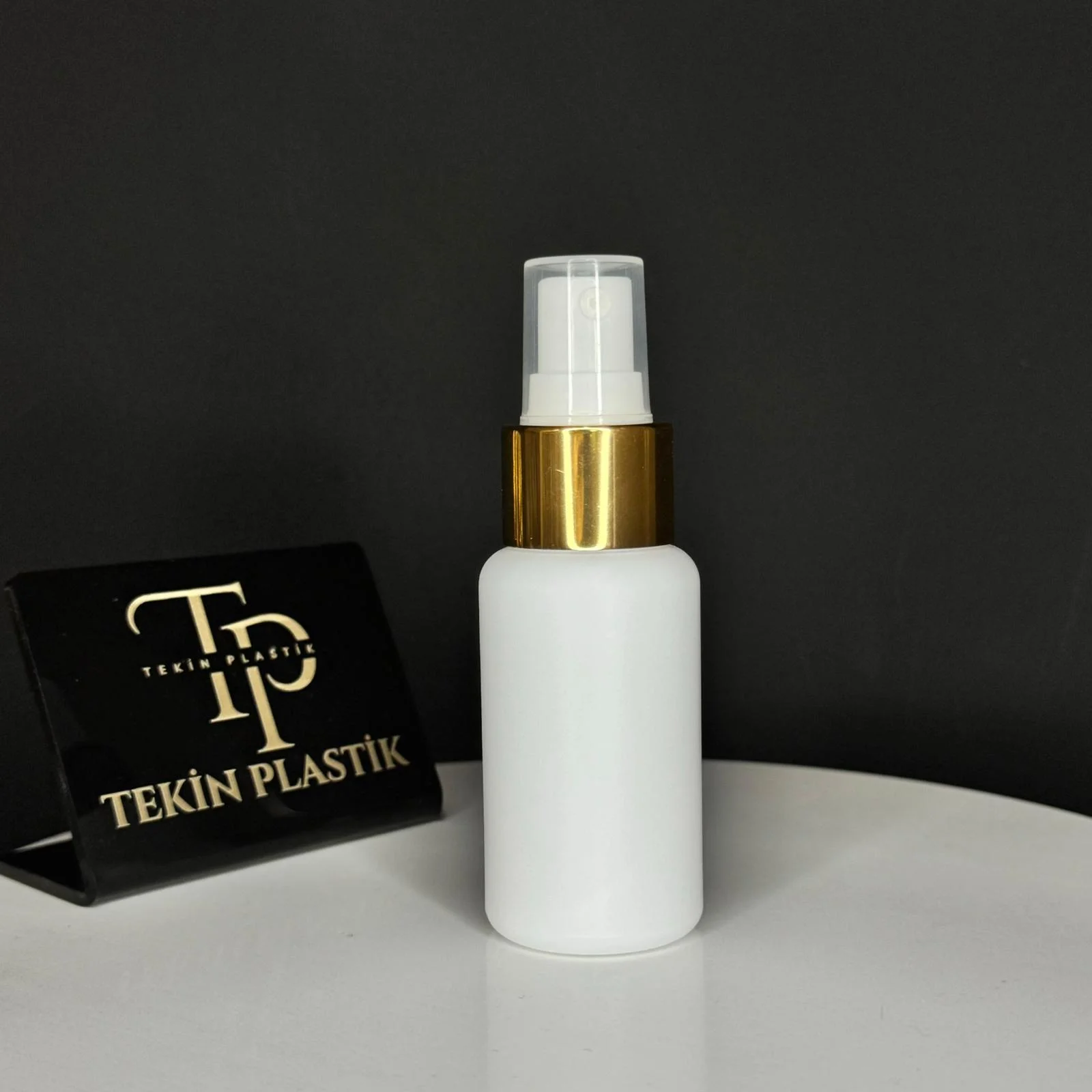 50 ML Beyaz Tombul Ağız Plastik Şişe Gold-Beyaz Parmak Spreyli 50 ML Beyaz Tombul Ağız Plastik Şişe Gold-Beyaz Parmak Spreyli