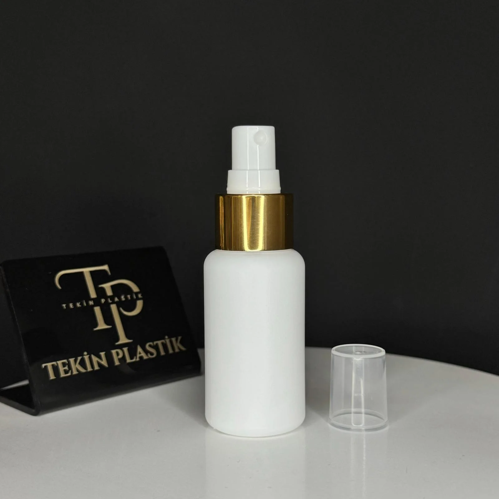 50 ML Beyaz Tombul Ağız Plastik Şişe Gold-Beyaz Parmak Spreyli 50 ML Beyaz Tombul Ağız Plastik Şişe Gold-Beyaz Parmak Spreyli