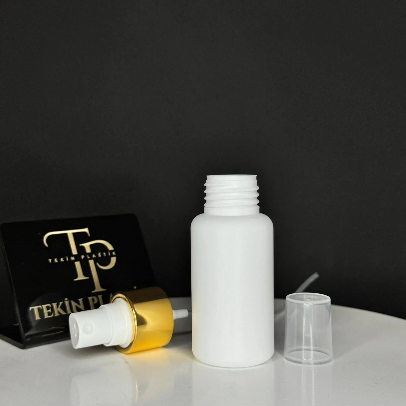 50 ML Beyaz Tombul Ağız Plastik Şişe Gold-Beyaz Parmak Spreyli 50 ML Beyaz Tombul Ağız Plastik Şişe Gold-Beyaz Parmak Spreyli